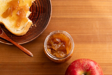 手作りのりんごジャムとリンゴとパン