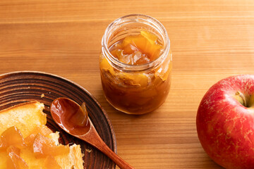 手作りのりんごジャムとリンゴとパン