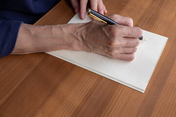 手紙を書く手