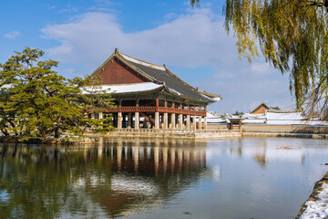 Fototapeta premium Snowy Gyeonghoeru Pavilion Reflected on the Calm Pond at Gyeongbokgung Palace