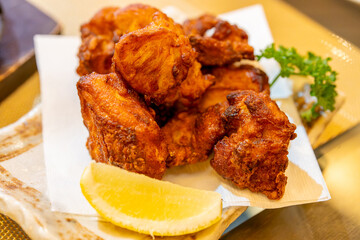 皿に盛られた鶏の唐揚げ