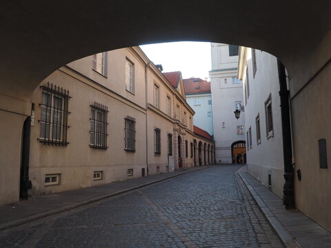 Łuk bramy prowadzącej do ulicy w Warszawie.