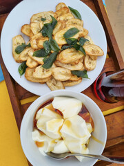 Fried bananas are a snack that goes perfectly with coffee or tea in the afternoon on the shores of Sri Lanka.