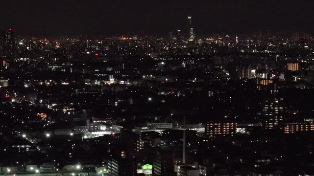 真夜中の住宅街とマンションの灯り 上昇空撮