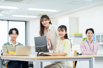 オフィスで働く若いエンジニア