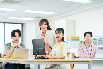 Obraz premium オフィスで働く若いエンジニア