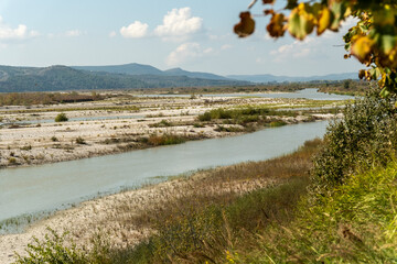 Breite Kiesfelder und verzweigter Flusslauf der Vjosa bei Poçëm, Berat, Albanien