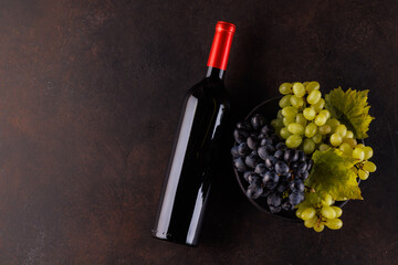Naklejka premium Red wine bottle and fresh grapes