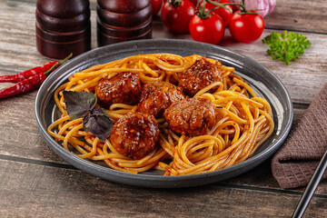 Meatballs with tomato sauce and spaghetti