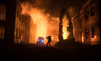 Obraz premium Military soldier silhouette with bazooka. War Concept. Military silhouettes fighting scene on war fog sky background, Soldier Silhouette aiming to the target at night.