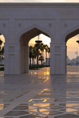 Obraz premium Eastern architecture, ancient-style buildings, domes and round roofs, arches and columns. On the streets of the Emirates, in public places.