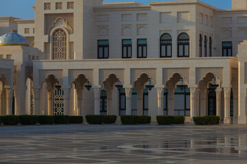 Obraz premium Eastern architecture, ancient-style buildings, domes and round roofs, arches and columns. On the streets of the Emirates, in public places.