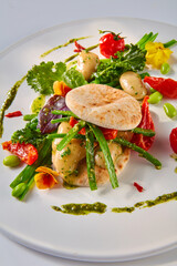 Fladenbrot mit Gemuese gruenem Spargel Bohnen und Tomaten, Brot, Gemüse, Tomate, 
