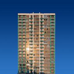 Fototapeta premium The sun is reflected in the building. Sunlight and beautiful cityscape, modern buildings and city streets, public place