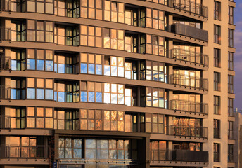 Obraz premium The sun is reflected in the building. Sunlight and beautiful cityscape, modern buildings and city streets, public place