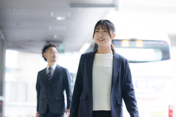 Fototapeta premium 未来に向けて出発するビジネス女性 交通機関や出勤、出張のイメージ