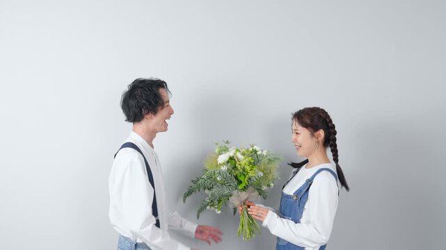 デニムを着た男女のカップルフォト
