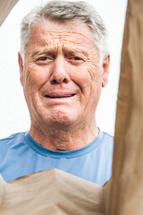 Verzweifelter Blick in die leere Einkaufstasche