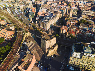 Obraz premium Newcastle upon Tyne: 17th Aug 2025: Aerial view showcasing Newcastle Castle, Central Station. The bustling city landscape features historic architecture, sunny morning