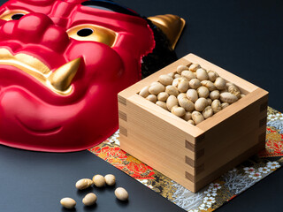 節分の豆まきと赤鬼のお面の静物イメージ
