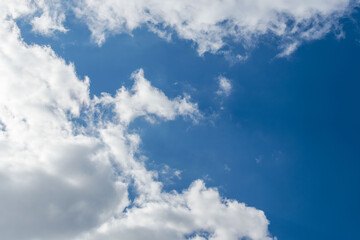 Obraz premium 秋の終わりに青空と雲を見上げる24