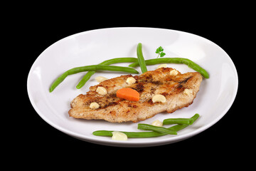 escalope cuite dans assiettes avec l&eacute;gumes
