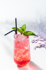 Refreshing cocktail with crushed ice and mint, ideal for sunny afternoons or evenings