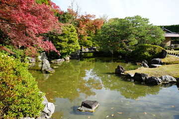 京都 秋の紅葉の季節の城南宮の風景