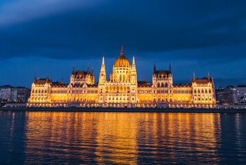 Fototapeta premium Hungarian Parliament Building at night.