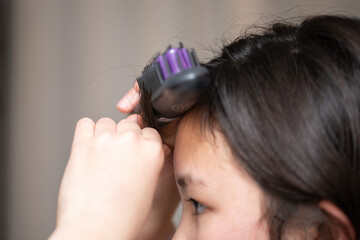 前髪をセットする女の子の手元