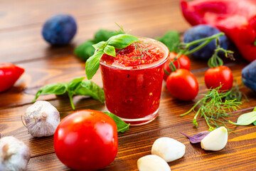 Fresh tomato sauce with garlic basil and herbs