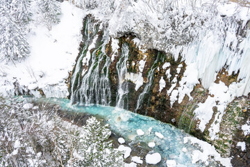 An emerald river that flows even in the snowy winter © sayrhkdsu
