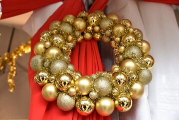 Couronne&nbsp;de&nbsp;boules&nbsp;de&nbsp;No&euml;l&nbsp;or