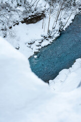 An emerald river that flows even in the snowy winter © sayrhkdsu