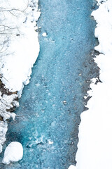 An emerald river that flows even in the snowy winter © sayrhkdsu