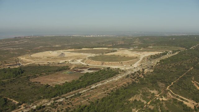 vue a&eacute;rienne enfouissement et traitement de d&eacute;chets m&eacute;nagers en France avec engins 