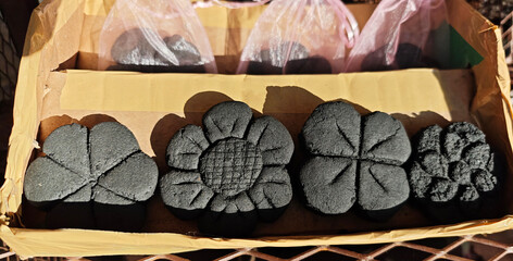 Charcoal powder briquettes are used to eliminate odors.