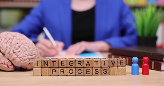 Exploring the integrative process of learning with creative tools in a vibrant workspace