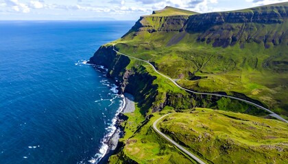 Naklejka premium 海岸線を走る道と丘を空撮で見下ろした爽やかな自然風景