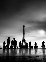 Parvis du Trocad&eacute;ro et la Tour Eiffel &agrave; Paris &agrave; contre-jour