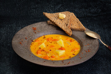 w&auml;rmende, vegane Suppe f&uuml;r den Winter. M&ouml;hren Kohlrabi ,Kartoffeln und Gew&uuml;rze