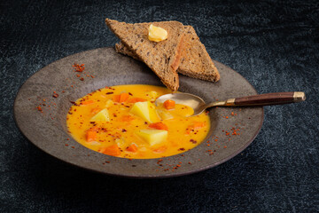 Vegane M&ouml;hren, Kartoffel Suppe