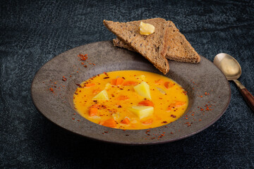 Vegane Suppe mit Karotten,Kartoffeln und Kohlrabi  mit Toastbrot. perfekt f&uuml;r den Winter