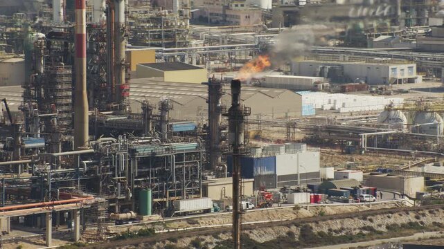 Vue a&eacute;rienne d'usine p&eacute;trochimique avec flamme de torche air et fum&eacute;e.