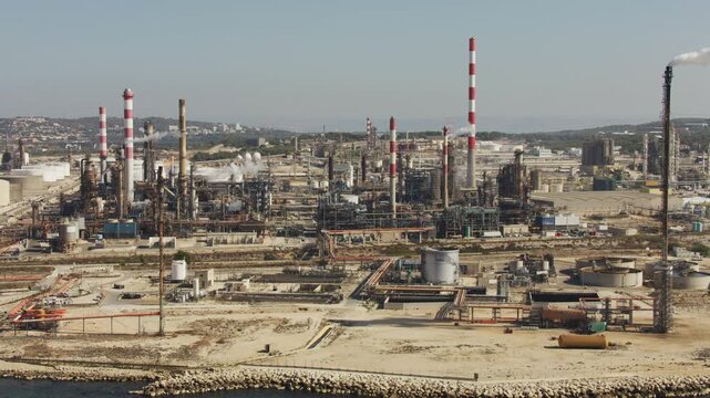 Vue a&eacute;rienne d'usine p&eacute;trochimique avec flamme de torche air et fum&eacute;e.