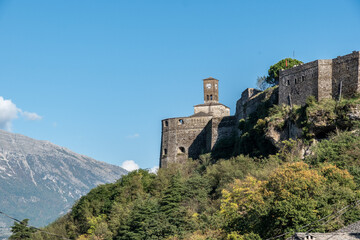 Historische Festung mit Uhrturm über Gjirokastra in Berglandschaft, Gjirokastra, Kreis...