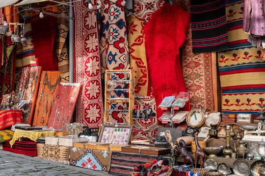 Bunter Basarstand mit Teppichen, Schmuck und Kunsthandwerk in Gjirokastra, Gjirokastra, Kreis Gjirokast&euml;r, Albanien