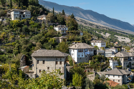 H&uuml;gelige Wohngebiete und traditionelle H&auml;user oberhalb von Gjirokastra, Gjirokastra, Kreis Gjirokast&euml;r, Albanien