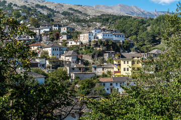 Blick auf die wei&szlig;en Steinh&auml;user der Altstadt von Gjirokastra, Gjirokastra, Kreis Gjirokast&euml;r, Albanien