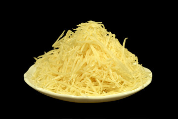 fromage gruy&egrave;re r&acirc;p&eacute; pr&eacute;sent&eacute; sur assiette et fond noir